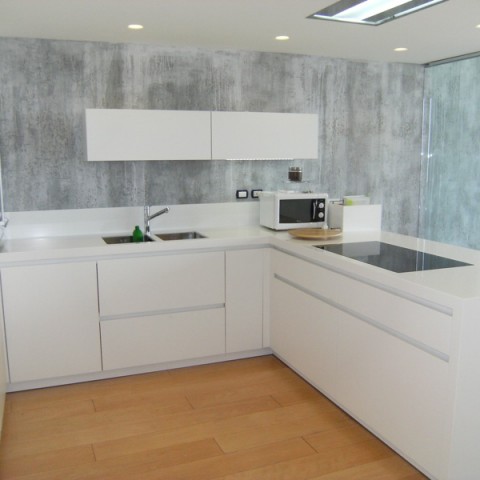 cucina-piano-corian-parete-effetto-cemento