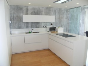cucina-piano-corian-parete-effetto-cemento