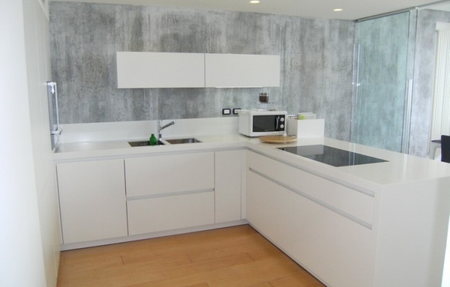 cucina-piano-corian-parete-effetto-cemento
