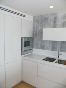 cucina-piano-corian-parete-effetto-cemento