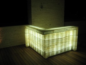 parete-acerbis-bancone-onice-ultraleggero-illuminato