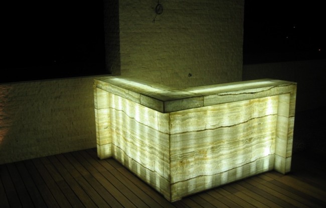 parete-acerbis-bancone-onice-ultraleggero-illuminato